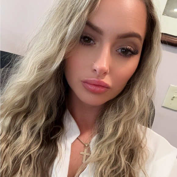 Meet your Posher, Stephanie - Picture 2 of 5